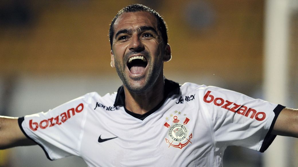 Danilo comemora o primeiro gol da fácil vitória do Corinthians sobre o Deportivo Táchira, da Venezuela, no Estádio do Pacaembu, pela última rodada da fase de grupos da Libertadores