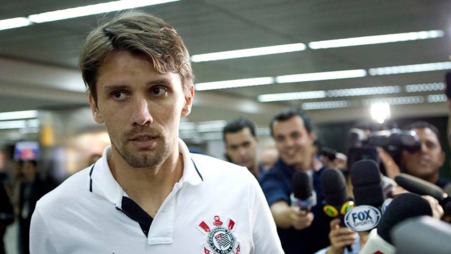 Paulo André durante o desembarque do Corinthians, no Aeroporto de Guarulhos