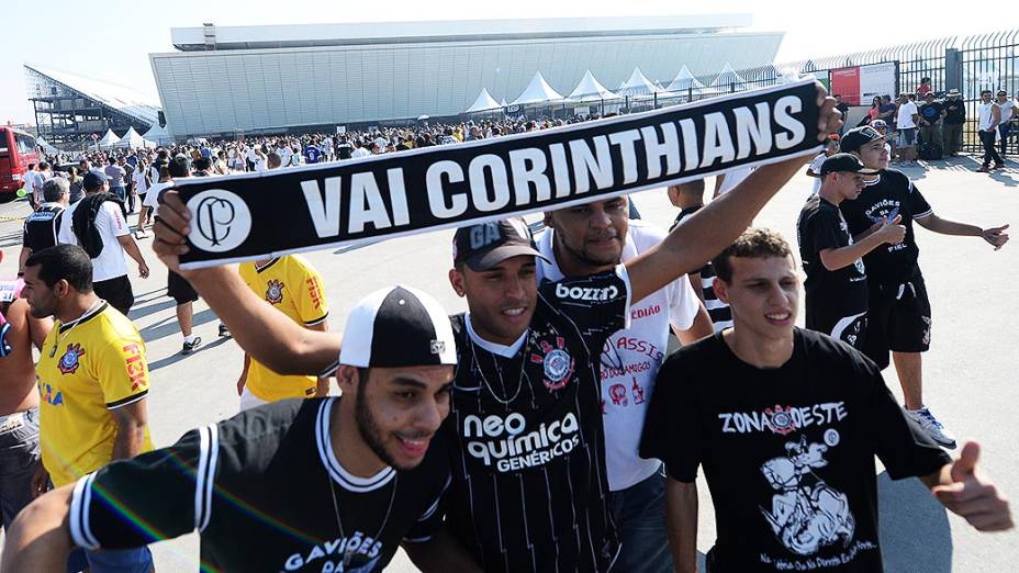 Torcedores do Corinthians chegam para o jogo contra o Figueirense no Itaquerão