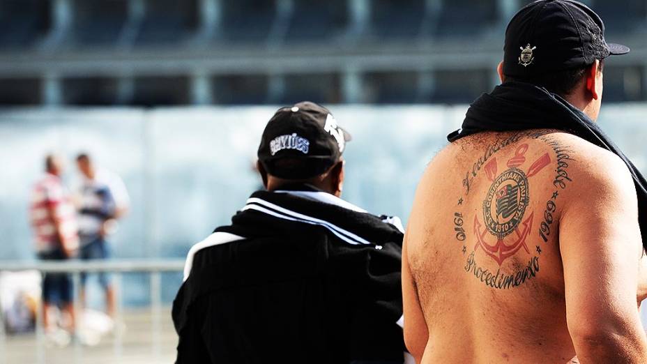 Torcedores do Corinthians chegam para o jogo contra o Figueirense no Itaquerão