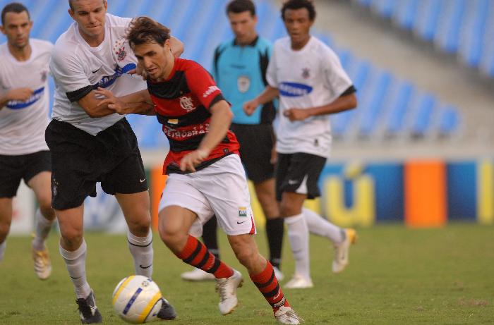 Sávio, do Flamengo, e Marcelo Mattos no estádio do Maracanã, em 2006: Flamengo 3 a 0.