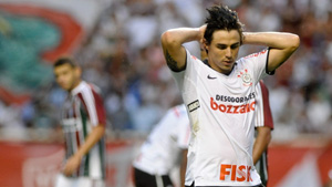 O corinthiano Willian lamenta durante a partida contra o Fluminense: derrota pode custar a liderança