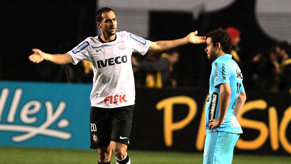 Danilo marca contra o Santos o gol que deu vaga na final da Libertadores de 2012