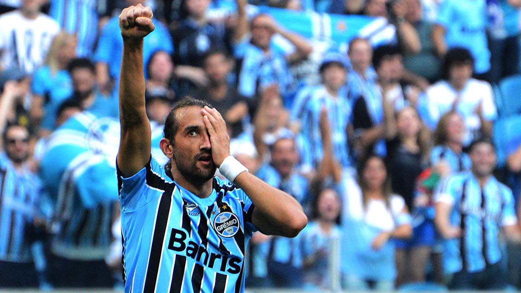 Barcos, do Grêmio, comemora seu gol durante partida entre Grêmio e Corinthians válida pela 17ª rodada do campeonato Brasileiro, na arena Grêmio, em Porto Alegre (RS)