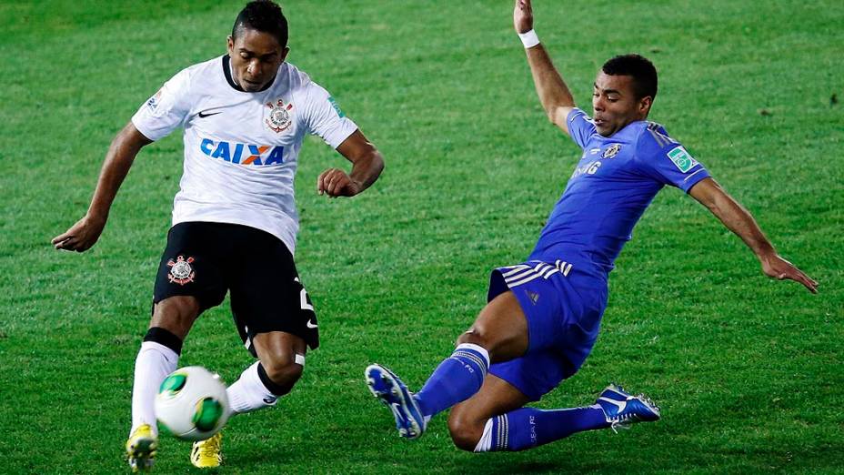 Jorge Henrique do Corinthians e Ashley Cole do Chelsea, durante partida válida pela final do Campeonato Mundial de Clubes da Fifa, em Yokohama