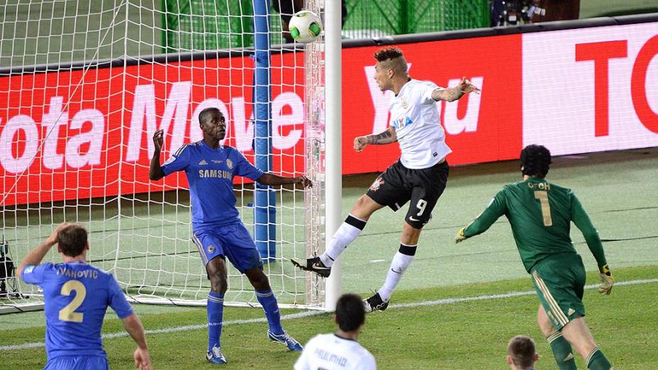 Guerrero do Corinthians marcando o gol contra o Chelsea, durante partida válida pela final do Campeonato Mundial de Clubes da Fifa, em Yokohama