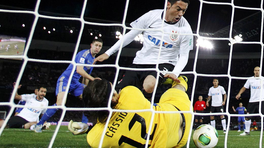 O goleiro Cassio, e o jogador Chicão do Corinthians no jogo contra o Chelsea durante partida válida pela final do Campeonato Mundial de Clubes da Fifa, em Yokohama