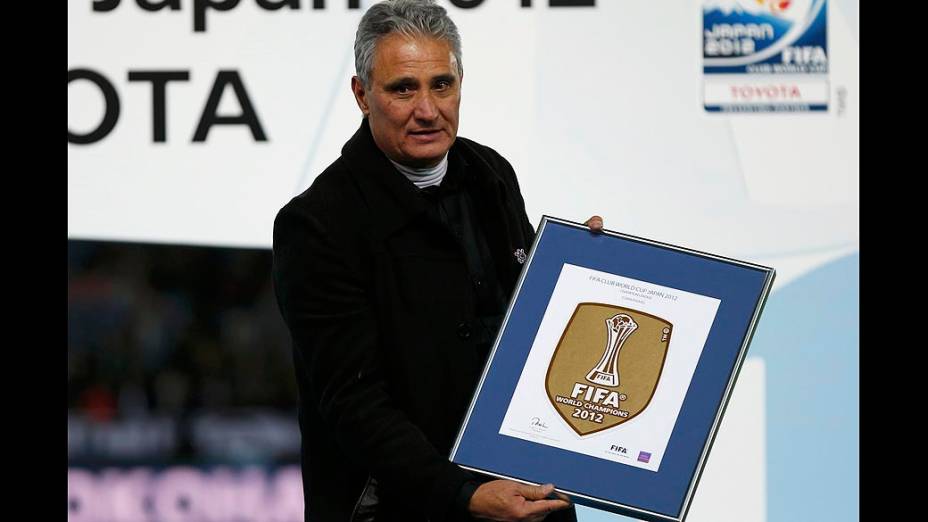 Tite, técnico do Corinthians, com o distintivo de Campeão Mundial de Clubes da Fifa, 2012