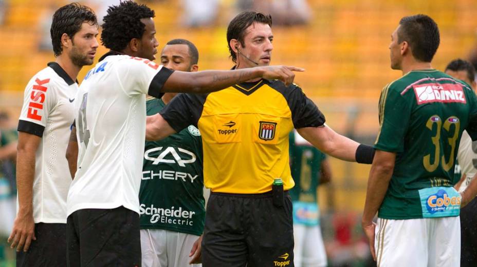 Discussão entre Gil e Lúcio em Corinthians x Palmeiras