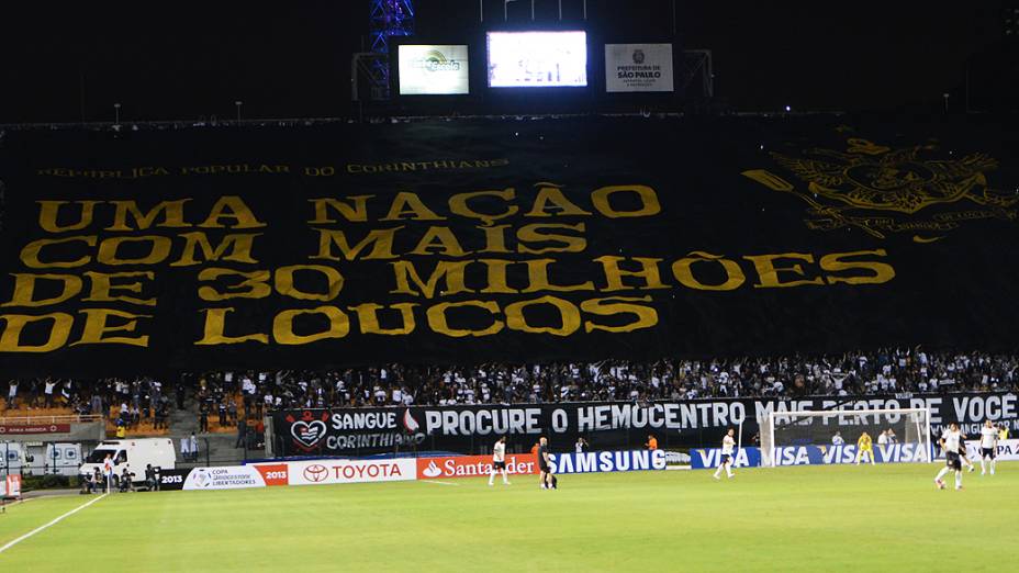 Torcida do Corinthians durante partida contra o San Jose no Pacaembu