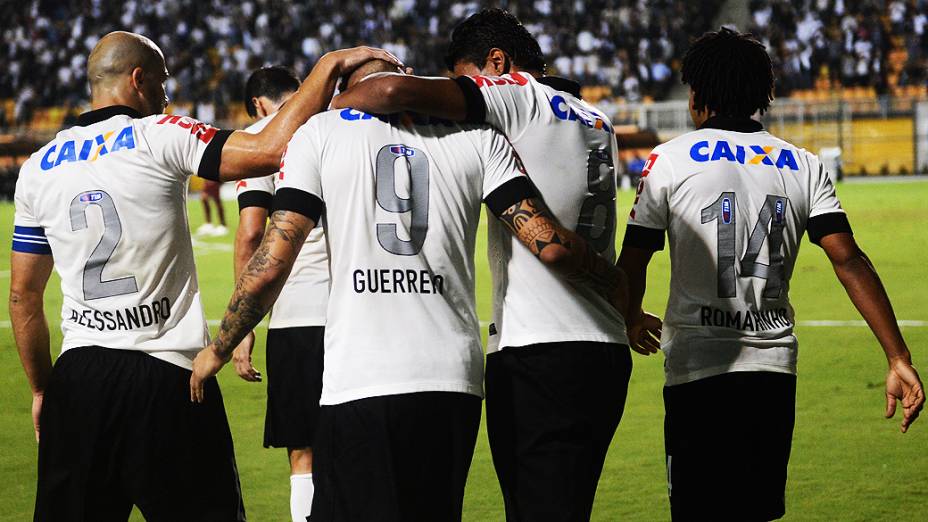 Guerrero abraça Paulinho após marcar o segundo gol do Corinthians sobre o San José no Pacaembu (SP)