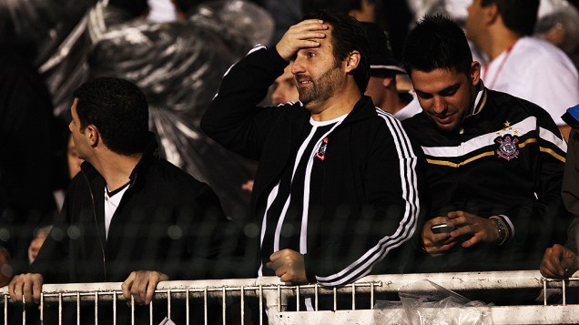 Torcedores do Corinthians nervosos durante o segundo jogo da semifinal da Libertadores, no estádio do Pacaembu