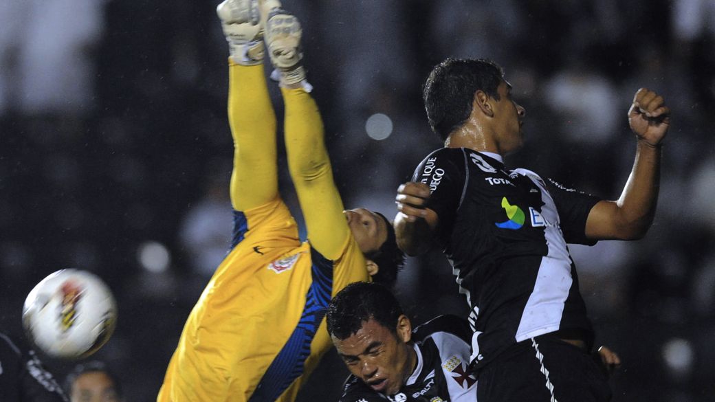 Disputa de bola na área do Corinthians, no jogo contra o Vasco, pela Libertadores, em São Januário, no Rio de Janeiro