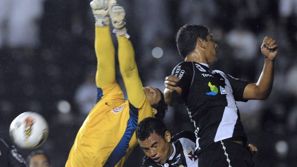 Disputa de bola na área do Corinthians, no jogo contra o Vasco, pela Libertadores, em São Januário, no Rio de Janeiro