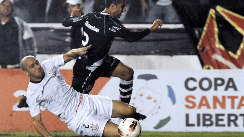 Alessandro e Thiago Feltri brigam pela bola no jogo entre Corinthians e Vasco, pela Libertadores, em São Januário, no Rio de Janeiro