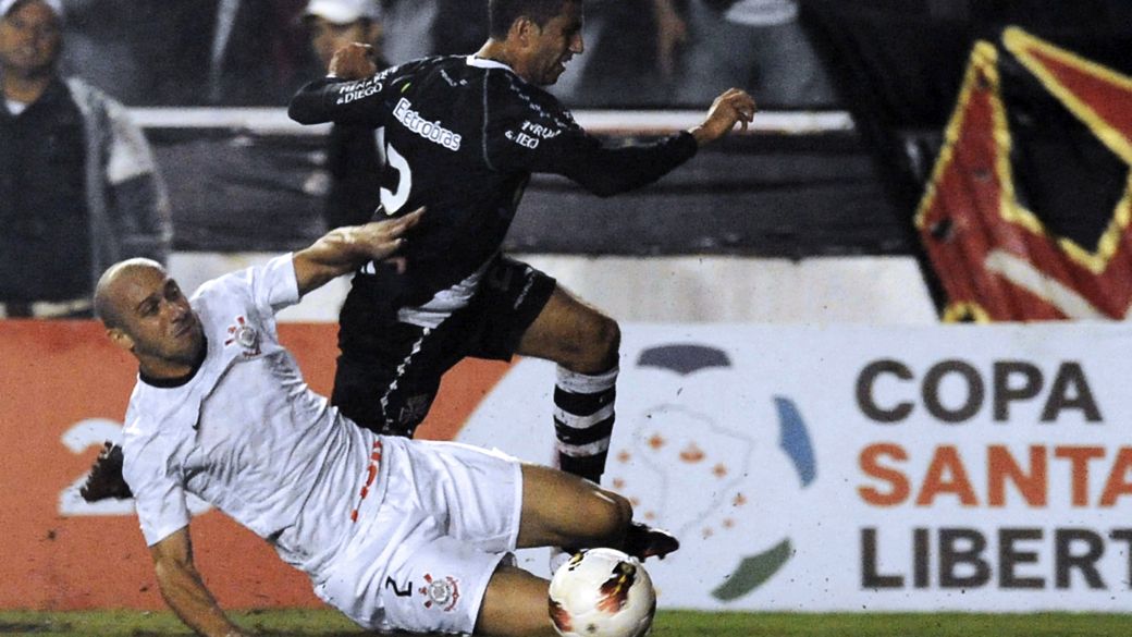 Alessandro e Thiago Feltri brigam pela bola no jogo entre Corinthians e Vasco, pela Libertadores, em São Januário, no Rio de Janeiro