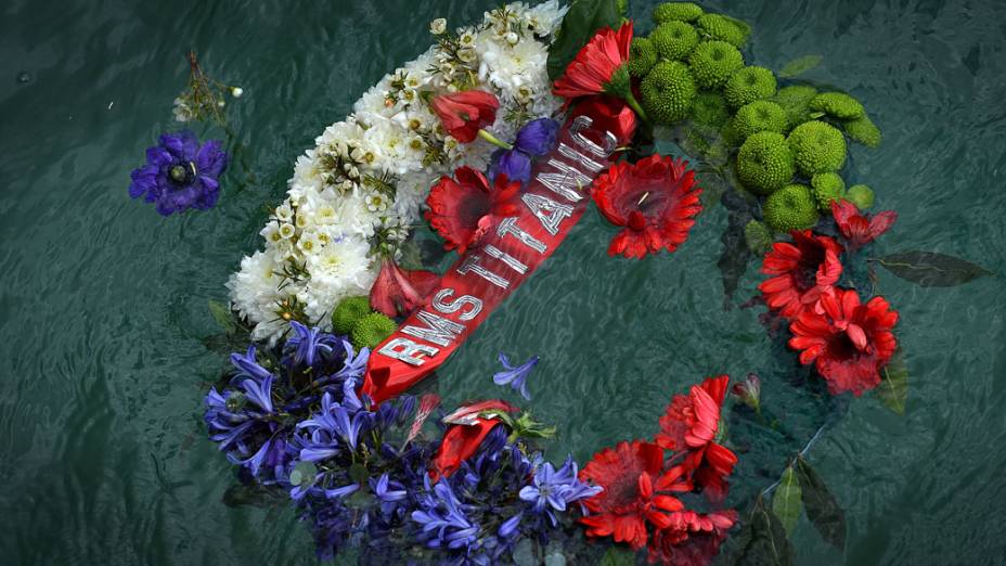 Em Southampton, Reino Unido, coroa de flores é vista no ponto de partida do navio Titanic que completa 100 anos de naufrágio