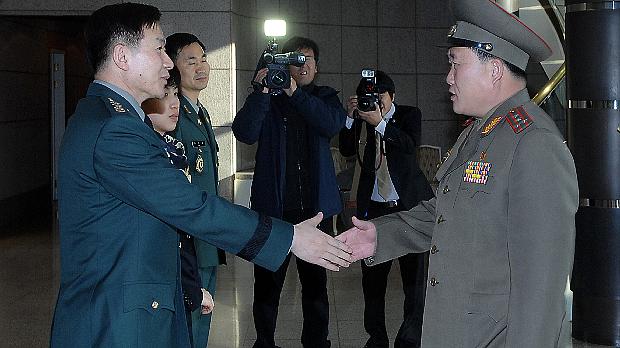 Coronel sul-coreano Moon Sang-Gyun e o coronel norte-coreano Ri Son-Kwon