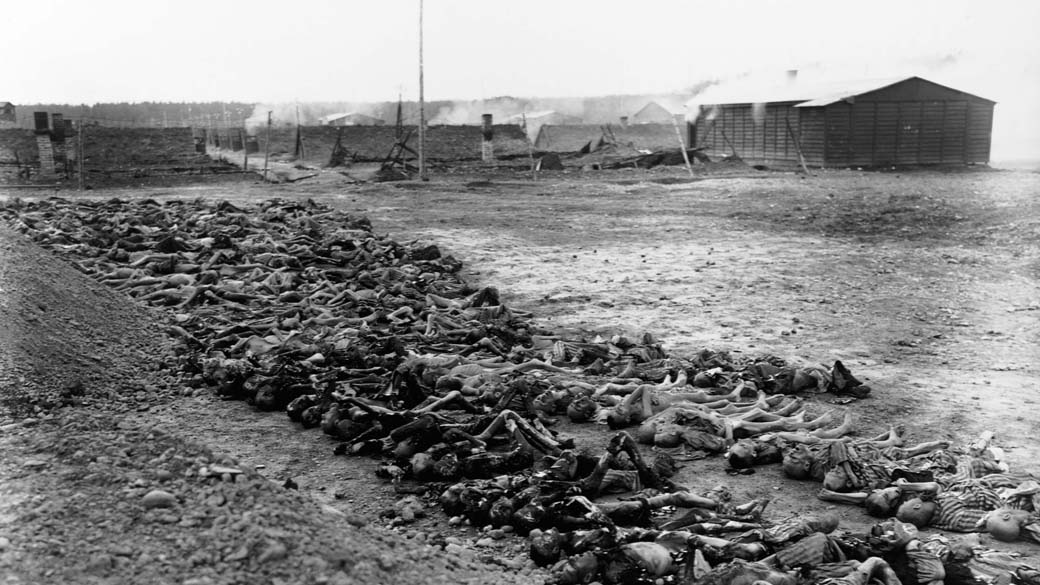 Corpos em campo de concentração nazista na Alemanha