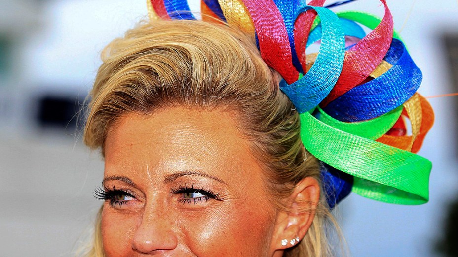 Mulher usa chapeu na tradicional corrida de cavalos Derby Day, no sul da Inglaterra