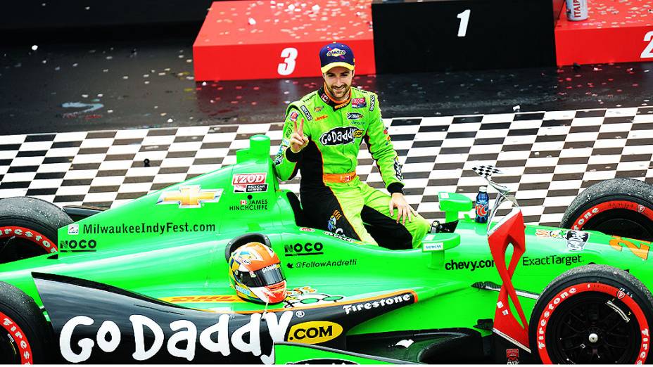 James Hinchcliffe no pódio da Indy 300 no Anhembi em São Paulo