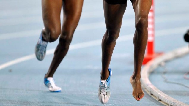 As quenianas Mercy Wanjiku Njoroge e Milcah Chemos Cheywa durante a prova dos 3.000 metros com obstáculos no Mundial de Atletismo em Daegu, Coreia do Sul