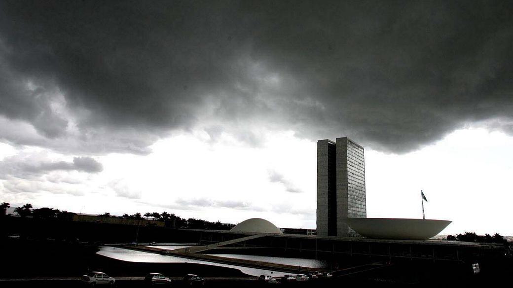 Nuvens carregadas sobre o prédio do Congresso Nacional, em Brasília