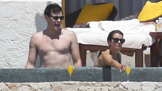 Cory Monteith e a namorada, Lea Michele, em férias no Cabo San Lucas, no México, em abril de 2012
