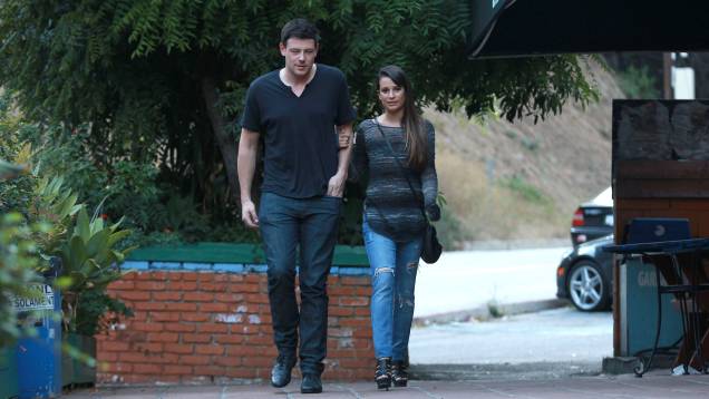 Cory Monteith e a namorada, Lea Michele, saindo para jantar em Los Angeles, no ano passado