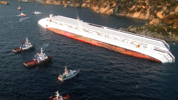 Imagem de helicóptero mostra barcos da Guarda Costeira em torno do transatlântico