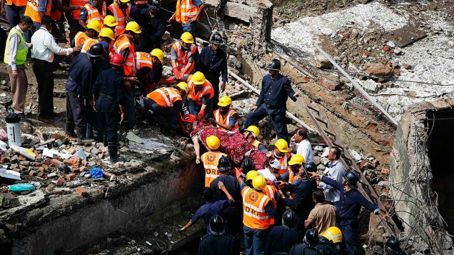 O desabamento de um prédio em Mumbai, na Índia, pode ter deixado sessenta pessoas soterradas nesta sexta-feira (27). Autoridades do país confirmaram duas mortes e acreditam que dezenas estejam embaixo dos escombros