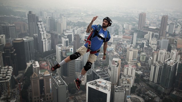 Francês Theo Gagliardini salta de torre de 300 metros de altura em Kuala Lumpur, na Malásia, durante evento internacional de base jumping, nesta sexta-feira (27)