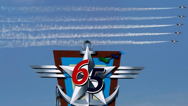 Aviões fazem manobra conjunta nesta sexta-feira (27) em Seul (Coreia do Sul), em celebração do 65º aniversário das Forças Armadas do país