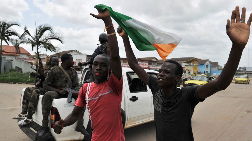 Marfinenses comemoram queda de Gbagbo nas ruas de Abidjan