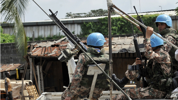 Soldados jordanianos de missão da ONU patrulham ruas de Abidjan