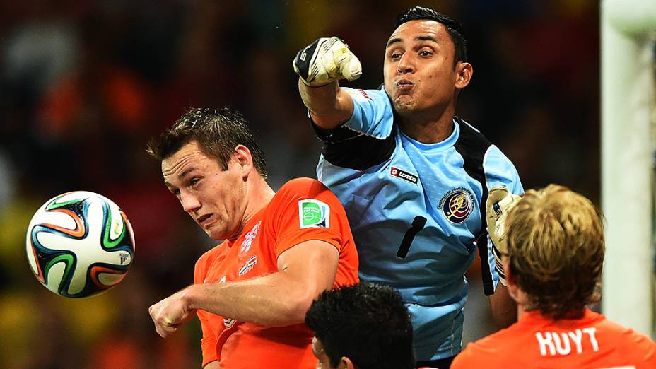 O goleiro da Costa Rica, Keilor Navas, em lance com os jogadores da Holanda, durante partida na arena Fonte Nova, em Salvador