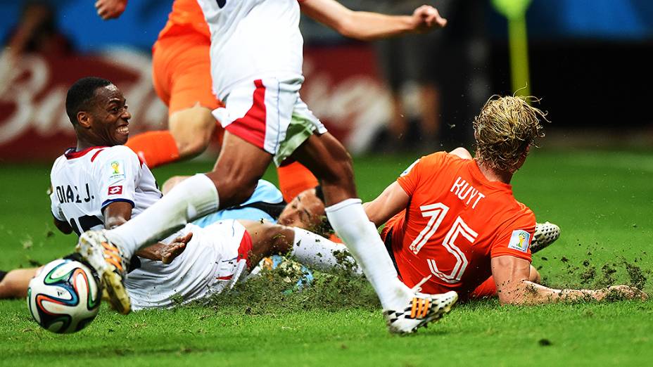 Lance durante jogo entre Holanda e Costa Rica, na arena Fonte Nova, em Salvador