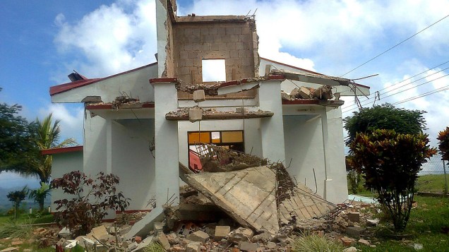 Um terremoto de 7,6 graus de magnitude atingiu a Costa Rica nesta quarta-feira, provocando o colapso de casas e derrubando árvores