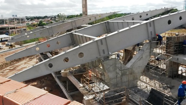 Estrutura inacabada no Campo Oficial de Treinamento da Universidade Federal de Mato Grosso, em Cuiabá