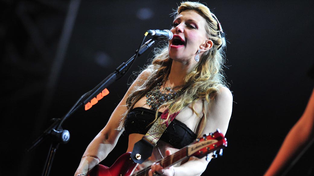 Courtney Love durante show da banda Hole no palco New Stage, no segundo dia do festival SWU em Paulínia, em 13/11/2011