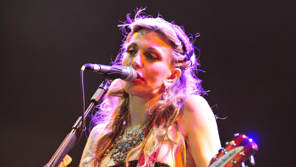 Courtney Love durante show da banda Hole no palco New Stage, no segundo dia do festival SWU em Paulínia, em 13/11/2011