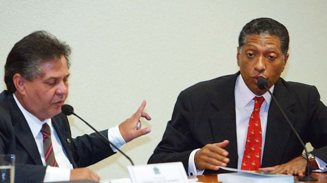 Antero Paes de Barros, senador do PSDB-MT e presidente da CPI do Banestado, perguntando a Celso Pitta, ex-prefeito de São Paulo, como ele reagiria se fosse questionado se é corrupto, no Senado