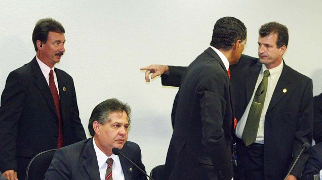 O ex-prefeito de São Paulo, Celso Pitta, é levado por seguranças do Senado após discutir com o senador Antero Paes de Barros, sentado, durante depoimento à CPI do Banestado
