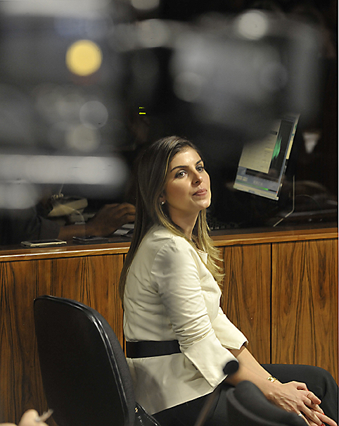 Andressa Mendonça mulher de Carlinhos Cachoeira, acompanha o depoimento do marido na CPI mista do Congresso, nesta terça-feira, no Senado Federal, em Brasília