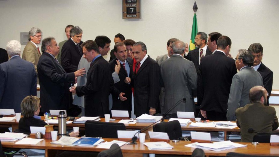 Parlamentares discutem na sessão da CPI dos Correios no Congresso Nacional, em BrasÌlia, sobre a quebra de sigilo bancário de Delúbio Soares, José Dirceu, José Genoíno e SÌlvio Pereira