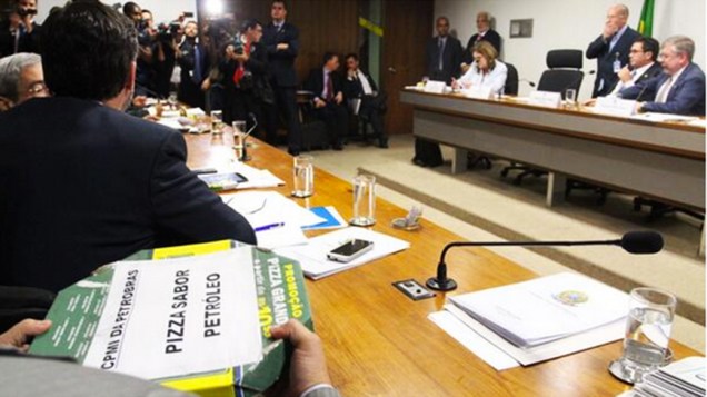 Oposição leva pizza para depoimento da presidente da Petrobras, Graça Foster na CPI mista