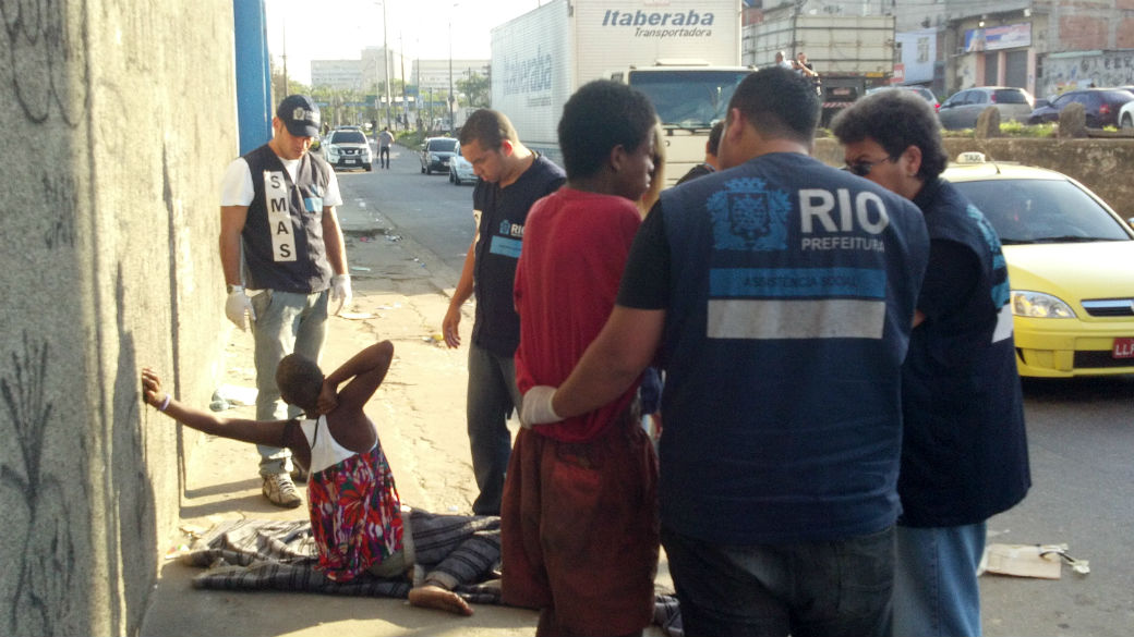 Equipes da Secretaria Municipal de Assistência Social do Rio abordam moradores de rua na favela Parque União