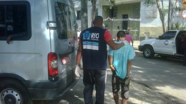 Jovem é conduzido para abrigo após mais uma operação de combate ao crack, no Rio
