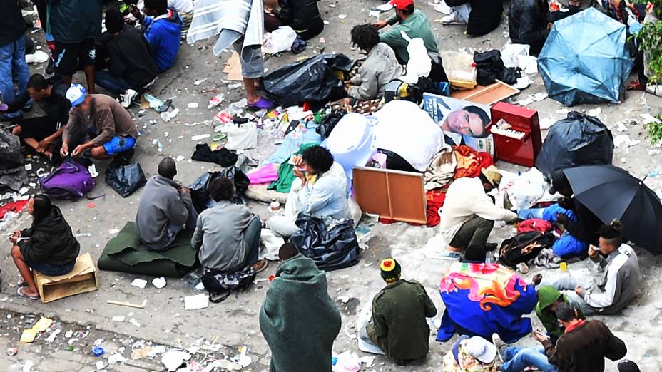 Dependentes do crack ocupam praça na Alameda Cleveland, na região da Luz