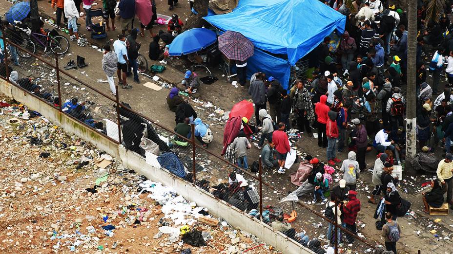 Barraca azul montada no "coração" da cracolândia, no centro de São Paulo